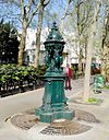 P1010866 Paris XI Rue de la Roquette fontaine Wallace reductwk.JPG