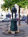 P1050183 Paris XV place Charles-Vallin fontaine Wallace rwk.jpg