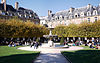 Places des Vosges, Paris - NW Fountain.jpg