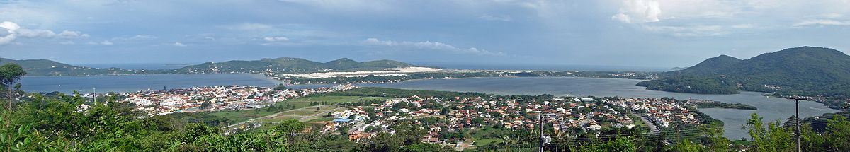 Le lagoa da Conceição en vue semi-panoramique, depuis le "Morro das Sete Voltas". À droite, au sud, le lagoa de Dentro, à gauche, au sud, le lagoa de Fora. Au loin, l'océan Atlantique.