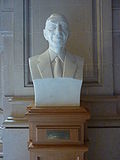 Buste de Léon Weustenraad à l'hôtel communal de Schaerbeek