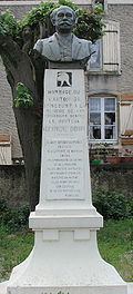 Buste d'Alexandre Didion sur la place centrale du village