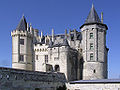 Photographie du château de Saumur et de son entrée.