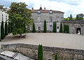 Cour du chateau de Cazeneuve Gironde 2087.jpg