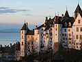 Facade est du château de Neuchâtel au lever du soleil.jpg