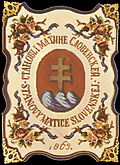 Couverture des statuts de la matica slovenská avec en son centre dans un ovale trois collines azur surmonté d'une croix d'argent à double bras sur fond gueules