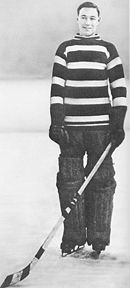Photo de Clint Benedict qui pose en tenue de hockeyeur.