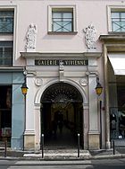 Deux des trois entrées de la galerie Vivienne : à gauche, l'entrée rue Vivienne et à droite celle de la rue des Petits-Champs ; il manque une photographie de l'entrée rue de la Banque.
