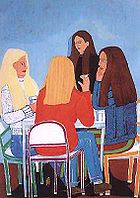 Quatre adolescentes aux cheveux longs sont attablées à une petite table carrée ; les bleus vifs et le rouge dominent dans cette peinture.