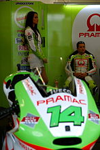 Randy de Puniet et sa compagne Lauren Vickers, le 30 avril 2011, sur le circuit d'Estoril, au Portugal.