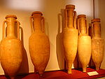 Photographie montrant des amphores romaines dans un musée. Elles ont été trouvées près de Toulouse.