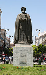 Statue d'Ibn Khaldoun sur la place de l'Indépendance à Tunis
