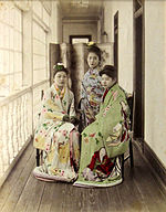 Trois maikos posant sur un engawa, vers 1885. Photographie sur papier albuminé.