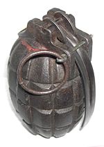 Cet exemplaire, en parfait état de conservation, garde encore des traces de la bande de peinture rouge indiquant le chargement de la grenade. On voit bien la cuillère, caractéristique des N°23 Mk II.