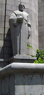 Statue de Moïse de Khorène, façade principale du Matenadaran, Erevan