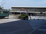 La place de la gare et le bâtiment voyageurs
