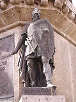 Statue de Richard Ier sur le socle de la statue du Conquérant à Falaise