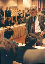Boris Spassky en parties simultanées lors d'un tournoi d'exhibition en 1989