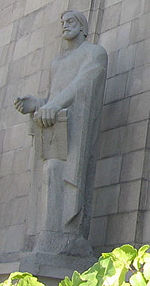 Statue de Toros Roslin, façade principale du Matenadaran, Erevan.