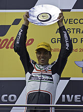 Alex de Angelis brandit le trophée du vainqueur en Australie en 2010