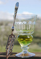 Photo d'un verre d'absinthe et de la pelle à absinthe.