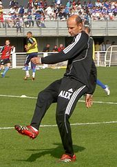 L'entraîneur des gardiens Alexander Vencel en train d'échauffer le gardien du RC Strasbourg avant un match