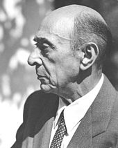 Photographie noir et blanc représentant Arnold Schoenberg en buste de profil à gauche