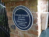 Photographie d'une plaque bleue associant Elgar et son travail à une maison de Bray-upon-Thames