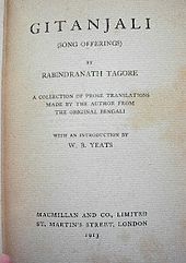 Gros-plan de la page de garde jaunie d'un livre ancien : « Gitanjali (Song offerings) by Rabindranath Tagore. A collection of prose translations made by the author from the original Bengali with an introduction by W. B. Yeats. Macmillan and Co., Limited, St. Martin's Street, London, 1913. »
