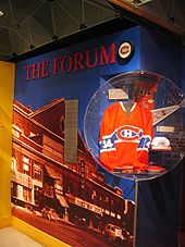 Photo d'un pan de mur consacré au Forum de Montréal : photo couleur du forum, sur monté du titre The Forum et d'un palet avec le logo des Canadiens de Montréal ; dans un angle un maillot numéro 14 des Canadiens de Montréal.
