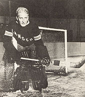 Photo de Lester Patrick qui pose devant un but de hockey.