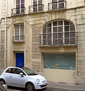 Le 6 de la rue aujourd'hui (à gauche) et l'ancienne maison close La Fleur blanche peinte par Henri de Toulouse-Lautrec à droite (Salon de la rue des Moulins, 1894, Musée Toulouse-Lautrec) .