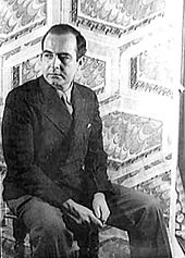 photographie noir et blanc montrant Samuel Barber en buste, assis de trois-quart et tournant la tête vers la gauche