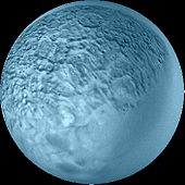 Un corps sphérique bleuâtre, avec la surface criblée de cratères et de polygones. La partie en bas à droite paraît lisse.