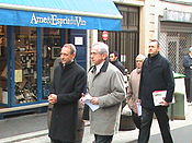 Jacques Bravo et Bertrand Delanoë, rue Cadet, dans le 9e arrondissement en janvier 2008.
