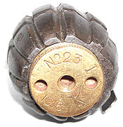 Le modèle de vis de fond vissé sur cette grenade est assez peu courant. Il y a 3 trous alignés : les deux extrêmes pour l'outil de serrage et le central, fileté, pour l'insertion de la baguette pour le tir au fusil.