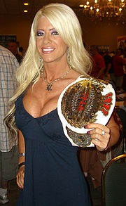 Angelina Love en 2009 avec la ceinture de Championne de la TNA.