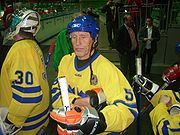Photographie de Börje Salming avec le maillot jaune de l'équipe de Suède