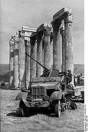 Bundesarchiv Bild 101I-165-0432-17A, Griechenland, Flak auf Kettenfahrzeug.jpg