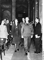 Lina Heydrich (à gauche) et son mari (la veille de son assassinat, le 26 mai 1942), à un concert de musique classique au palais Wallenstein, à Prague.
