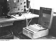 Bundesarchiv Bild 146-2006-0188, Verschlüsselungsgerät "Enigma".jpg