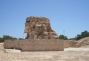 Monticule de pierre marquant l’emplacement d’un mausolée.