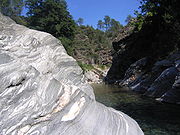 une rivière entre des rochers