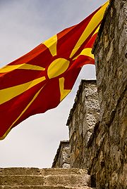 Photographie du nouveau drapeau du pays flottant sur la forteresse du Tsar Samuel, à Ohrid