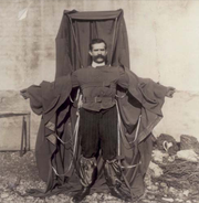 Franz Reichelt portant la voilure de son invention
