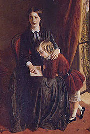 Portrait d'une gouvernante, portant une robe noire, et assise sur une chaise rouge. Elle apprend à lire à un enfant aux boucles blondes, et vêtu de velours rouge. L'enfant est debout, penché vers elle pour voir le livre qu'elle lui montre.