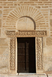 Porte encadrée de blocs de pierre sculptés