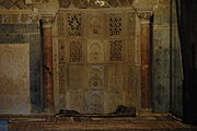 Vue centrée sur la paroi du mihrab et des colonnes qui encadrent la niche