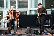 Photographie d'André Minvielle et de l'accordéoniste Lionel Suarez en concert.