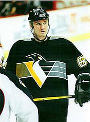 Photographie de Mario Lemieux dans la tenue des Penguins de Pittsburgh.